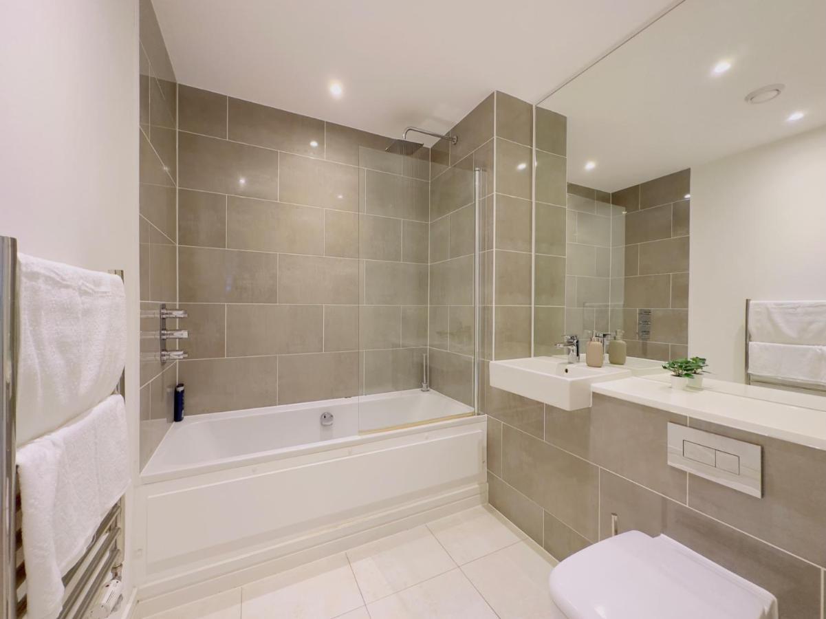 Luxurious Comfy Penthouse - Steps To East Train Station - Views
