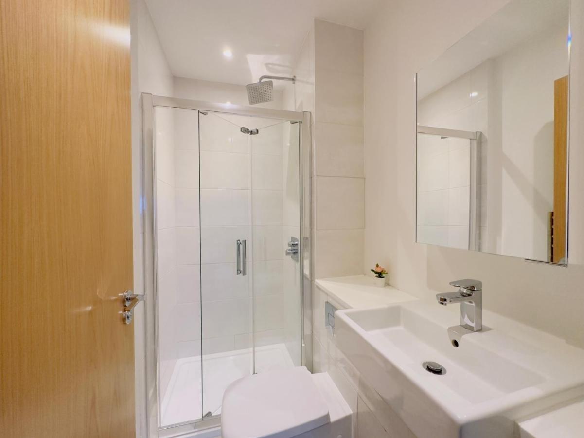 Luxurious Comfy Penthouse - Steps To East Train Station - Views Croydon
