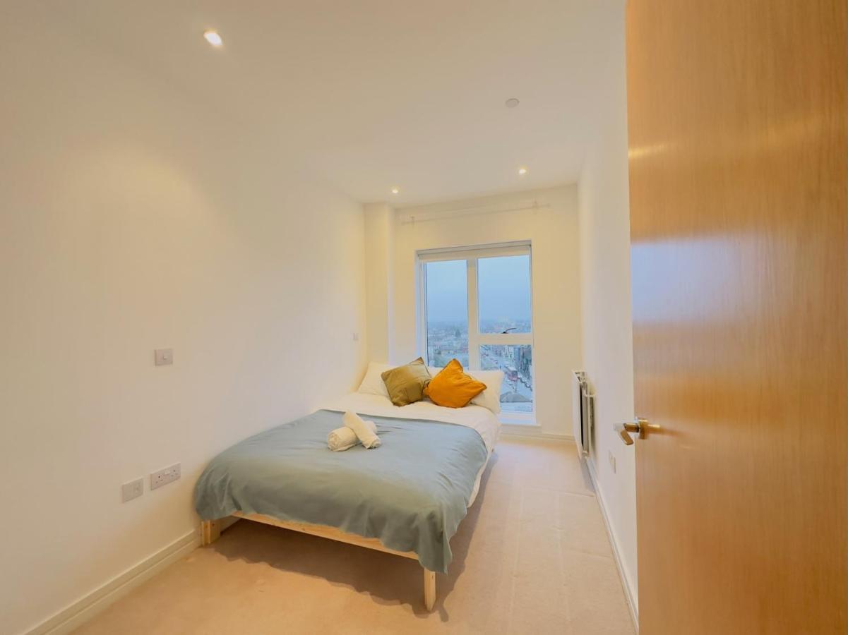 Luxurious Comfy Penthouse - Steps To East Train Station - Views Apartment *