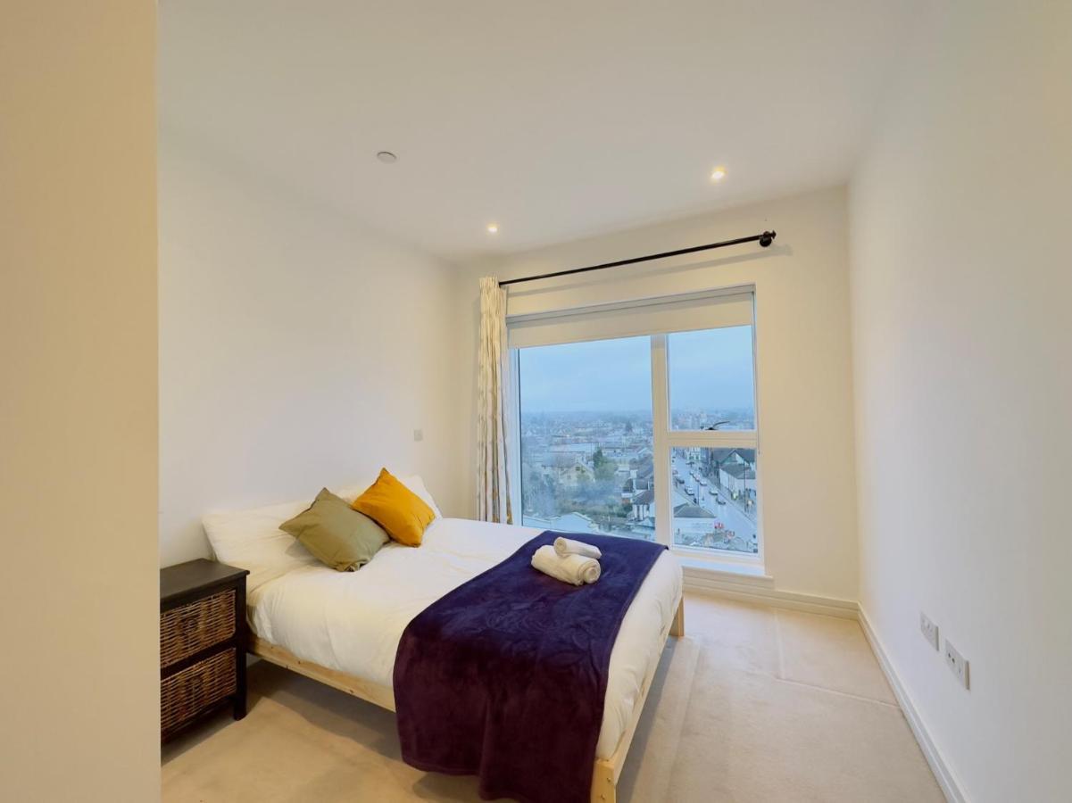 Luxurious Comfy Penthouse - Steps To East Train Station - Views Croydon