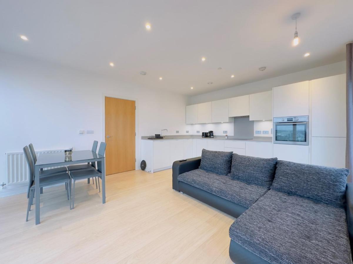 Luxurious Comfy Penthouse - Steps To East Train Station - Views *